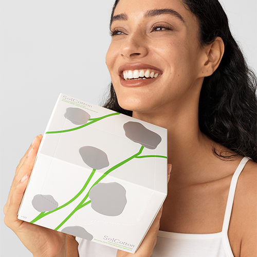 Woman holding a box of cotton towelette La Délicate XL