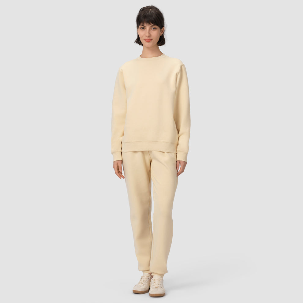 Modèle en pied portant loungewear couleur crème sur fond uni