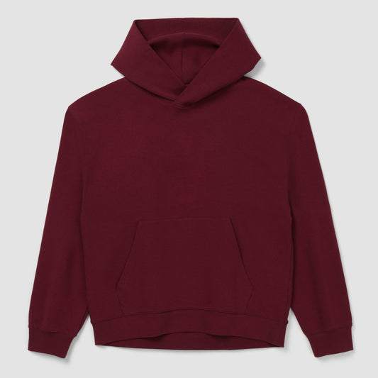 Sweat à capuche bordeaux sur fond gris clair