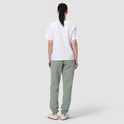 Vue de dos d'un mannequin portant un pantalon de jogging vert clair, un t-shirt blanc et des chaussures