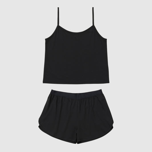 Devant d'un short de pyjama noir et d'un débardeur à bretelles fines