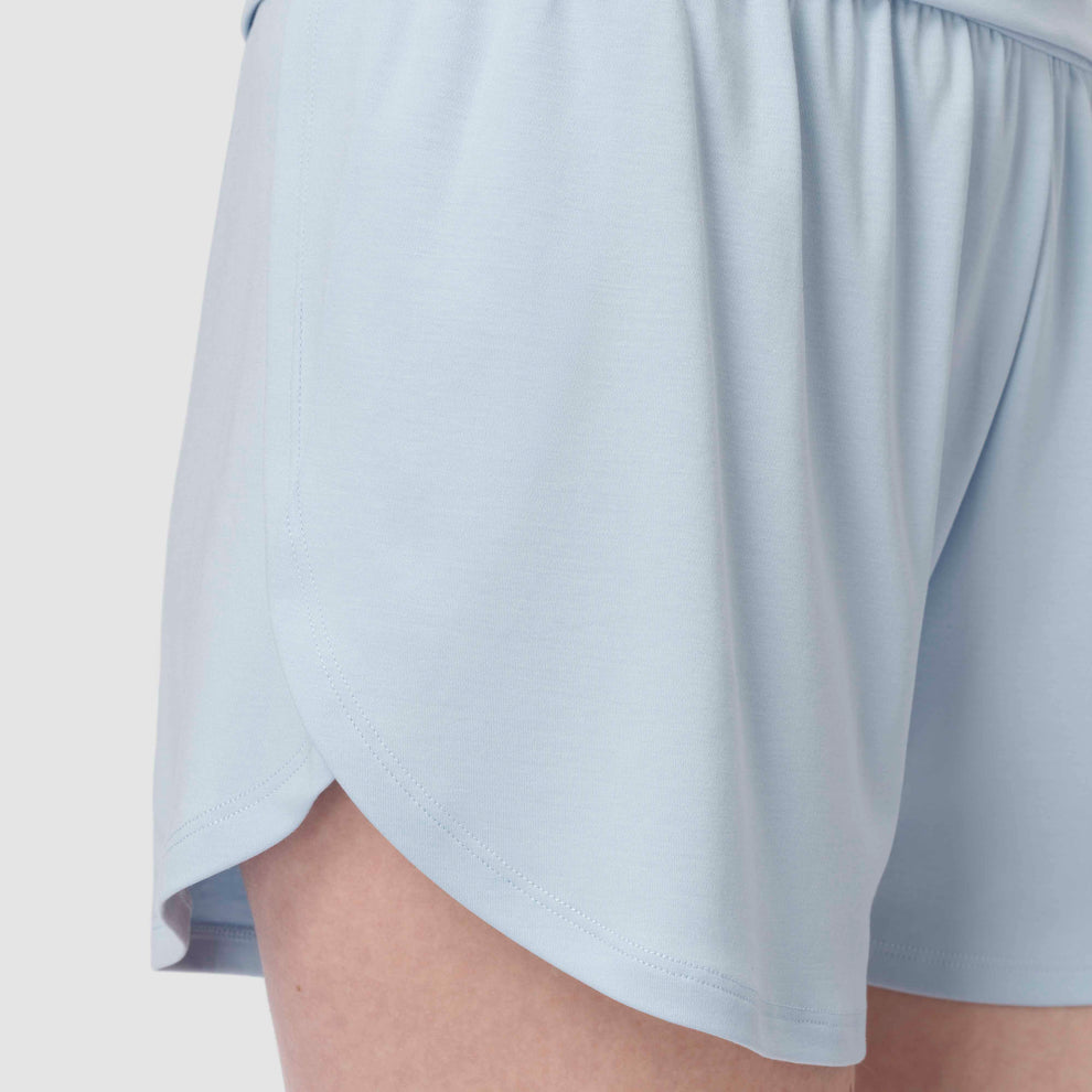 Gros plan sur un short de pyjama bleu clair sur fond uni