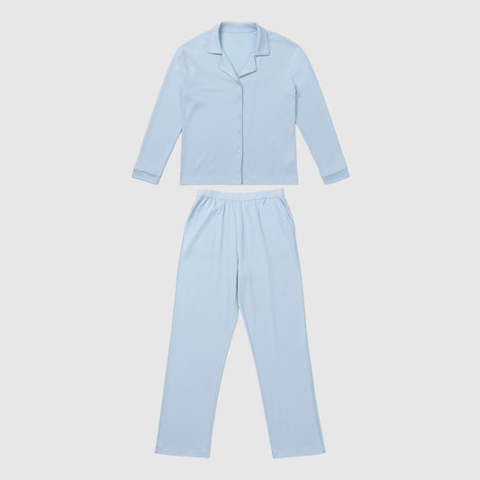 Ensemble de pyjama bleu clair sur fond gris clair
