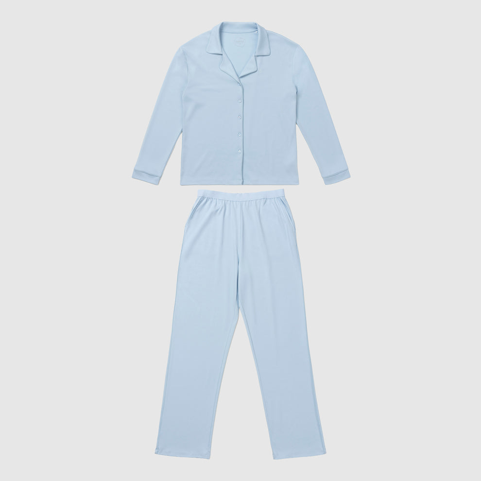 Ensemble de pyjama bleu clair sur fond gris clair
