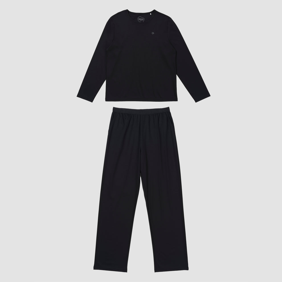 Ensemble de pyjama noir sur fond gris