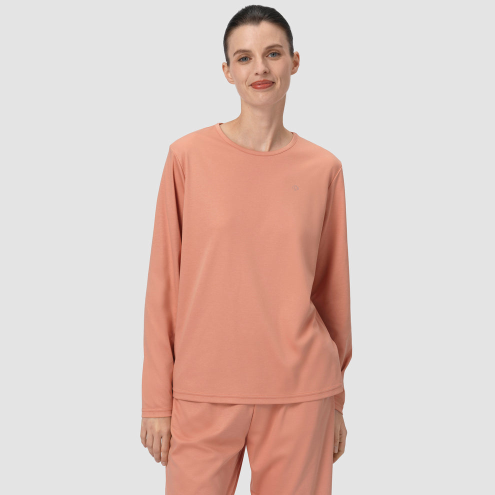 Mannequin portant un ensemble de pyjama à manches longues couleur terre cuite