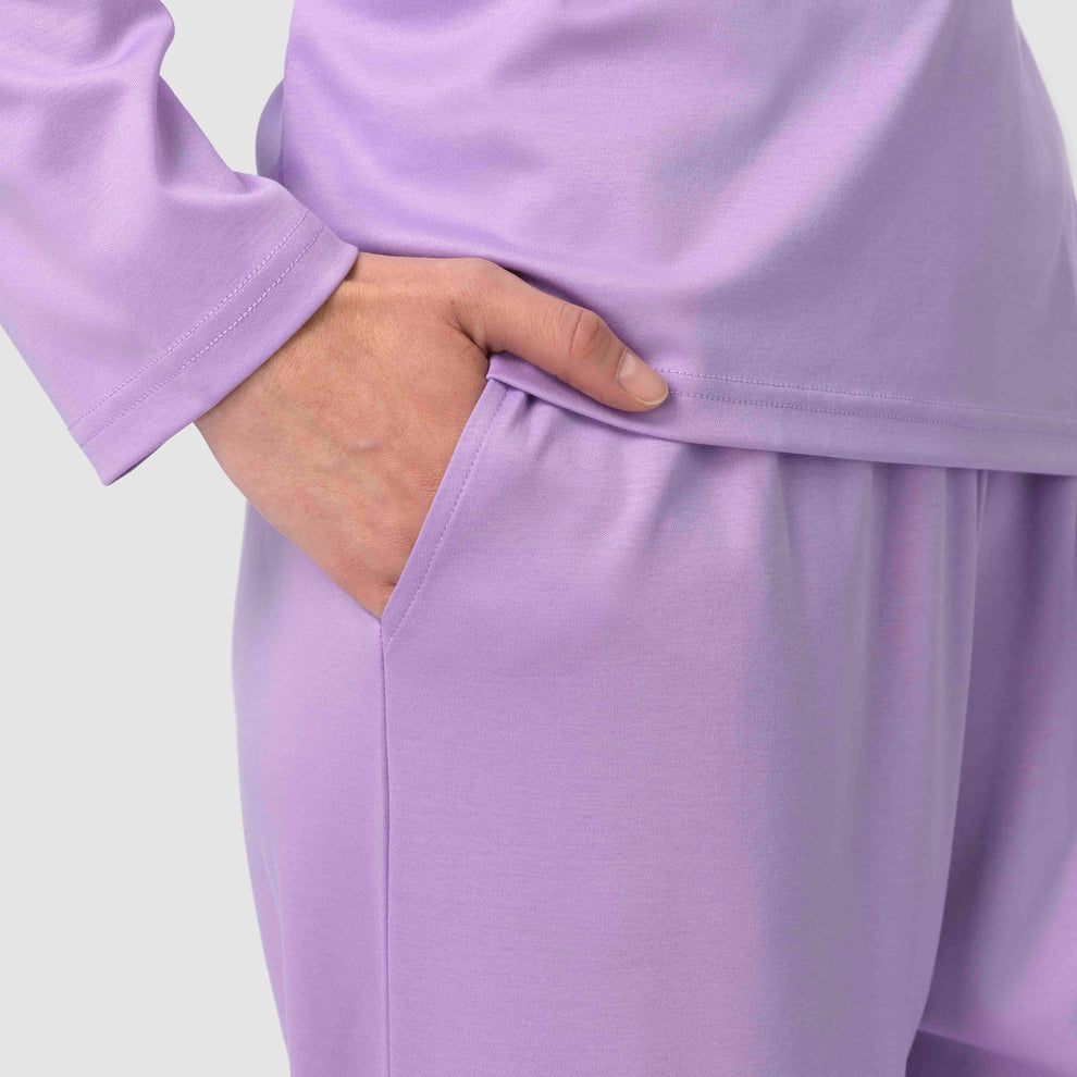 Gros plan sur un pyjama à pantalons lavande