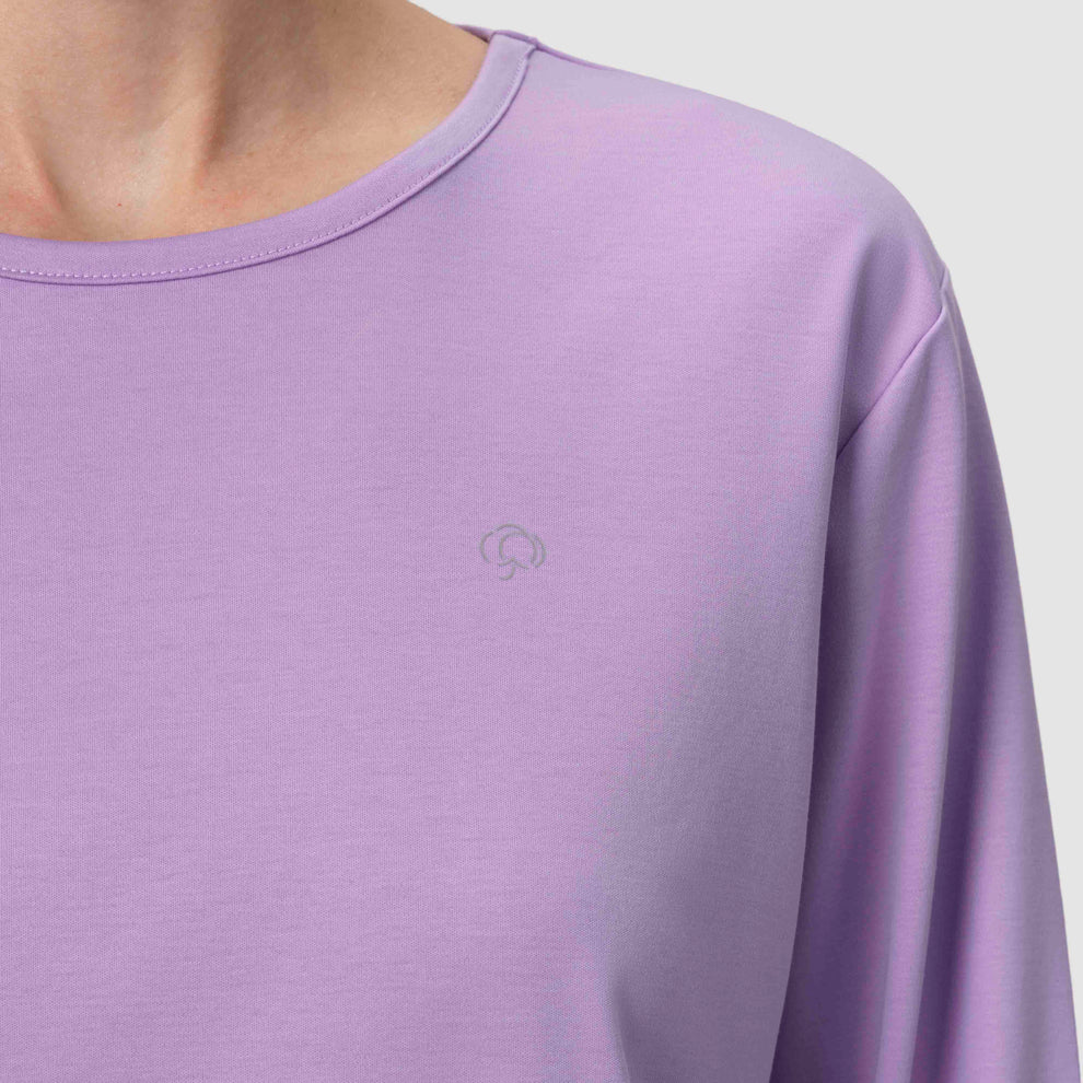 Gros plan sur un ensemble de pyjama lavande à manches longues avec logo argenté