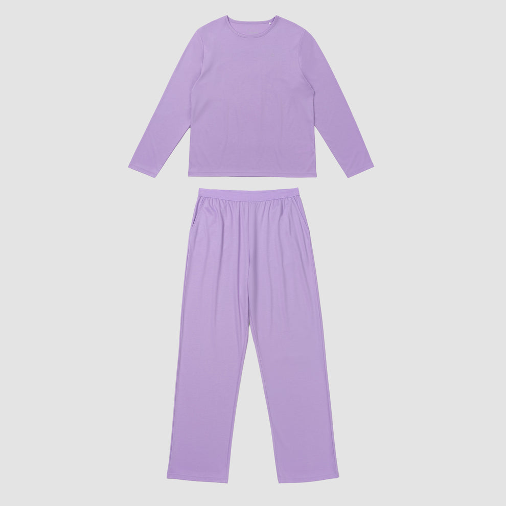 Ensemble de pyjama lavande sur fond blanc