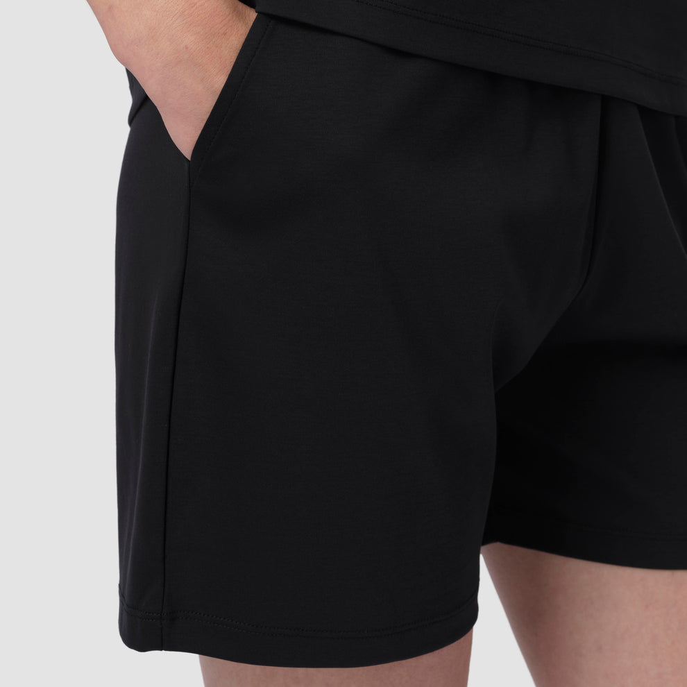 Gros plan sur un short de pyjama noir
