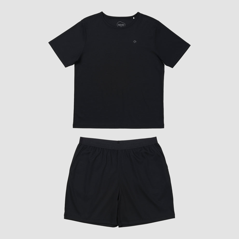 Ensemble pyjama noir composé d'un t-shirt et d'un short