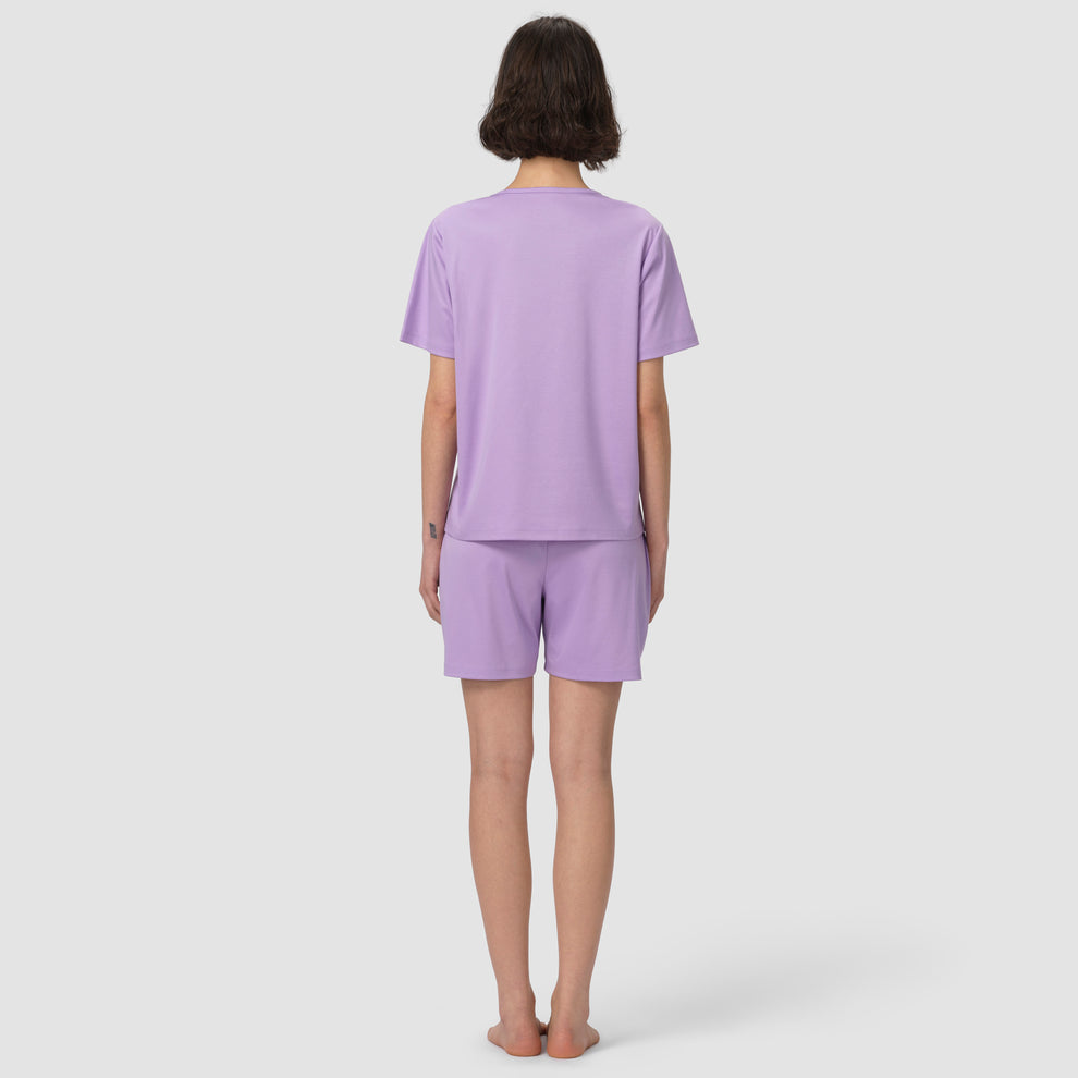 Vue de dos d'un mannequin portant un ensemble de pyjama couleur lavande 