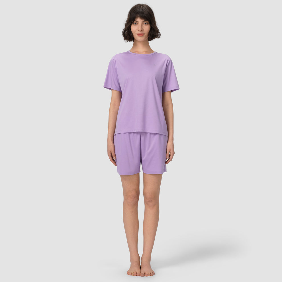 Photo en pied d'un mannequin portant un pyjama lavande sur fond gris