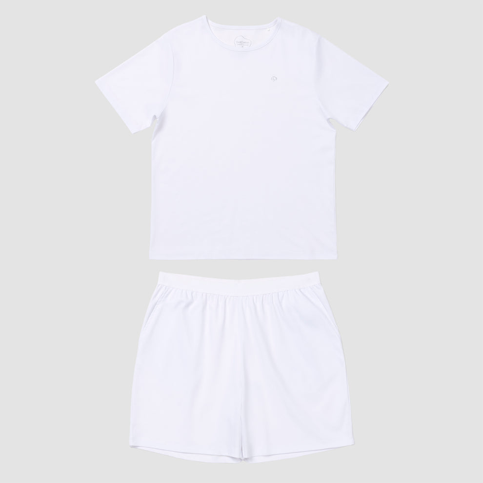 Ensemble t-shirt blanc et short sur fond gris clair