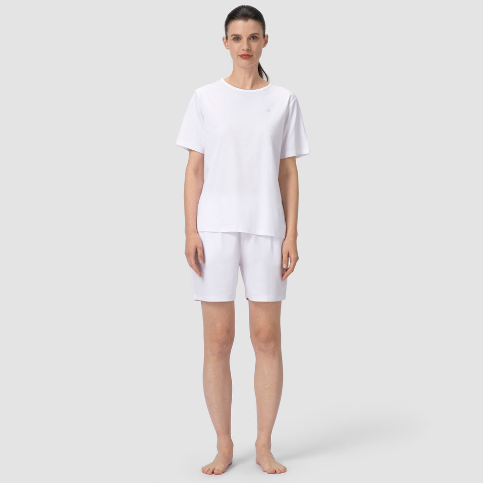 Photo des pieds de la mannequin portant un ensemble pyjama blanc assorti