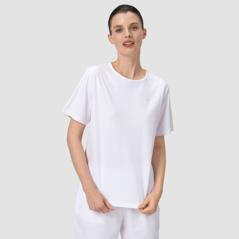 Gros plan sur un mannequin portant un ensemble pyjama blanc assorti