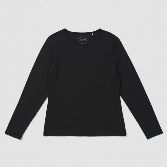 Chemise noire à manches longues sur fond gris clair