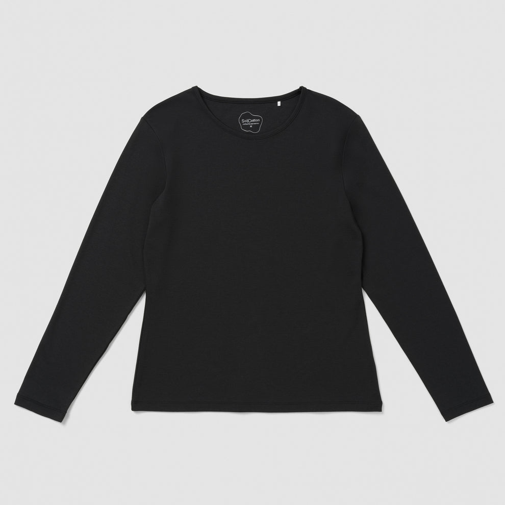 Chemise noire à manches longues sur fond gris clair