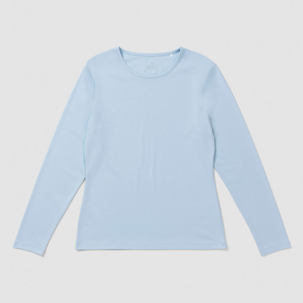 Chemise à manches longues bleu clair sur fond gris clair