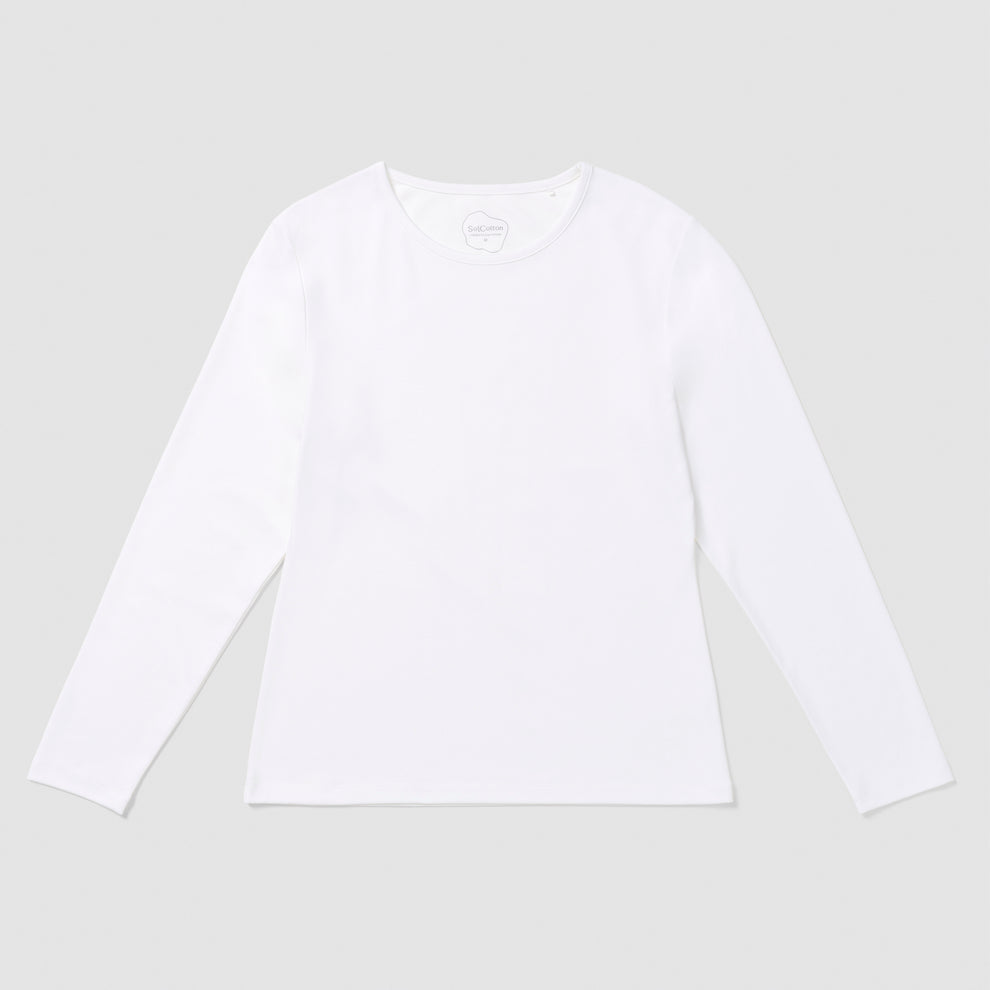 Chemise blanche à manches longues sur fond gris clair