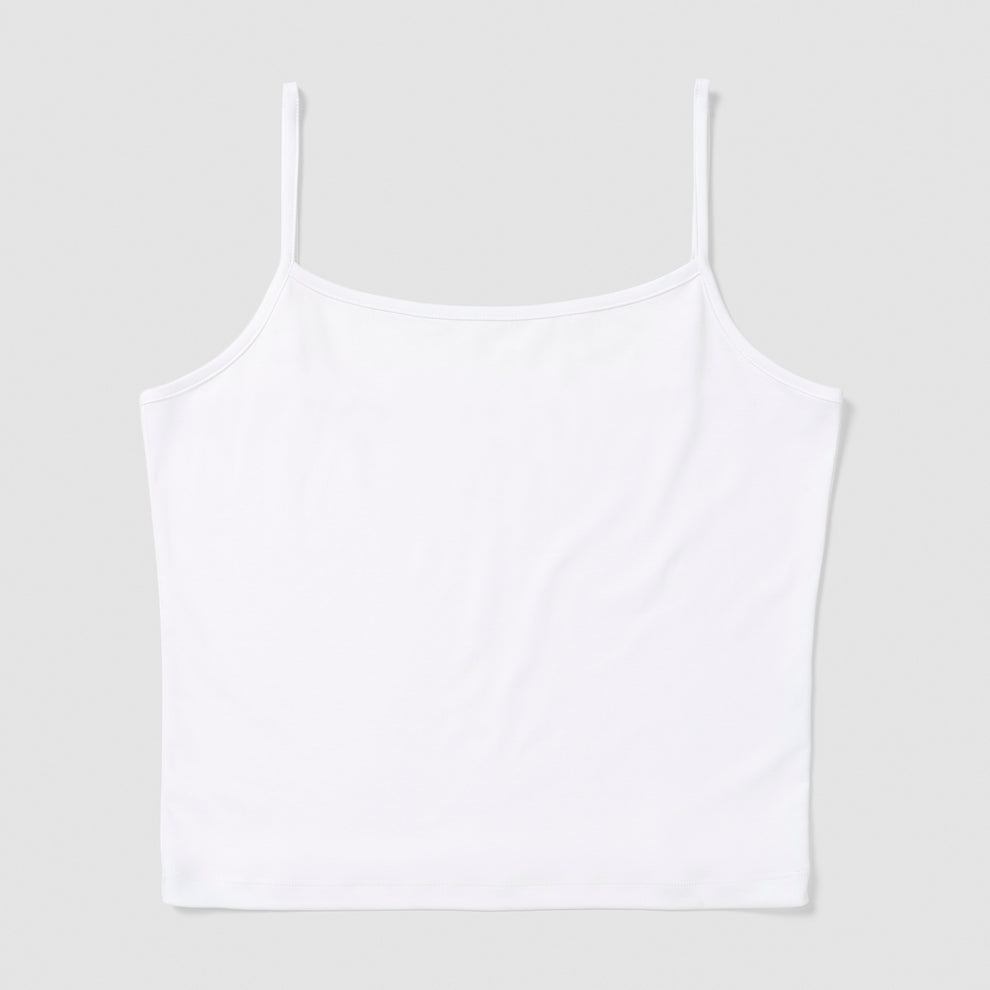 Camisole blanche sur fond gris clair