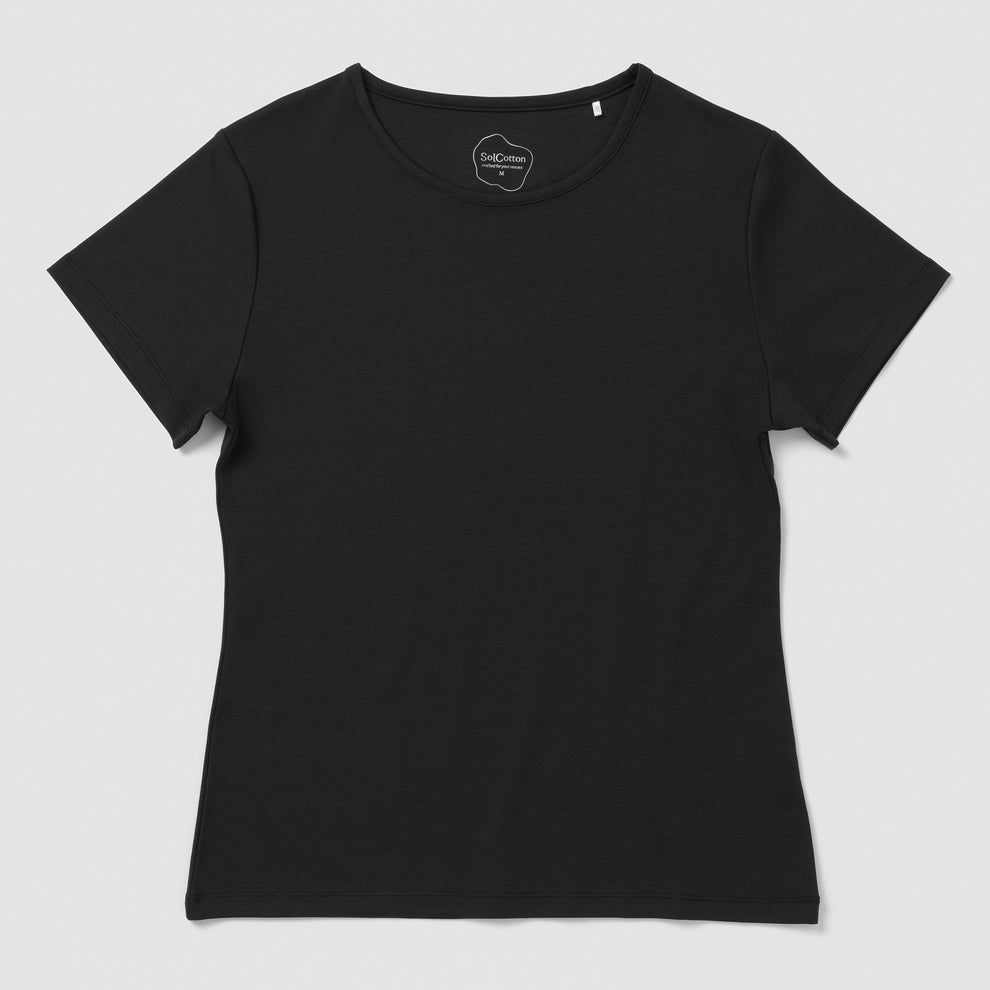 T-shirt noir sur fond gris clair
