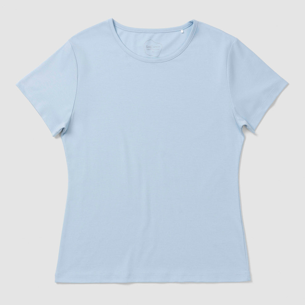 T-shirt bleu clair sur fond gris clair