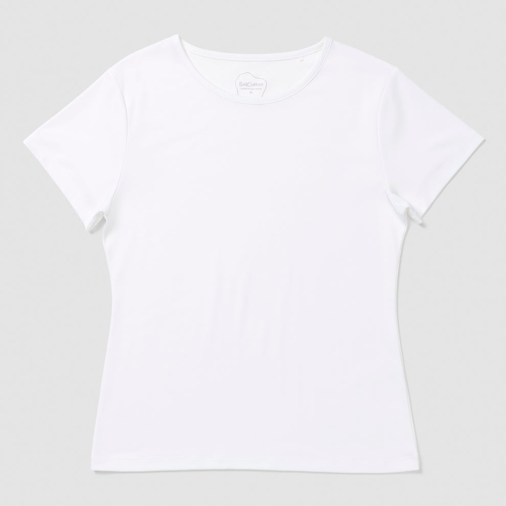 T-shirt blanc sur fond gris clair