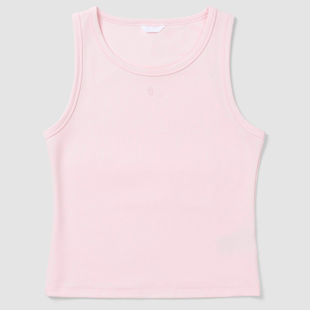 Débardeur rose sur fond gris clair