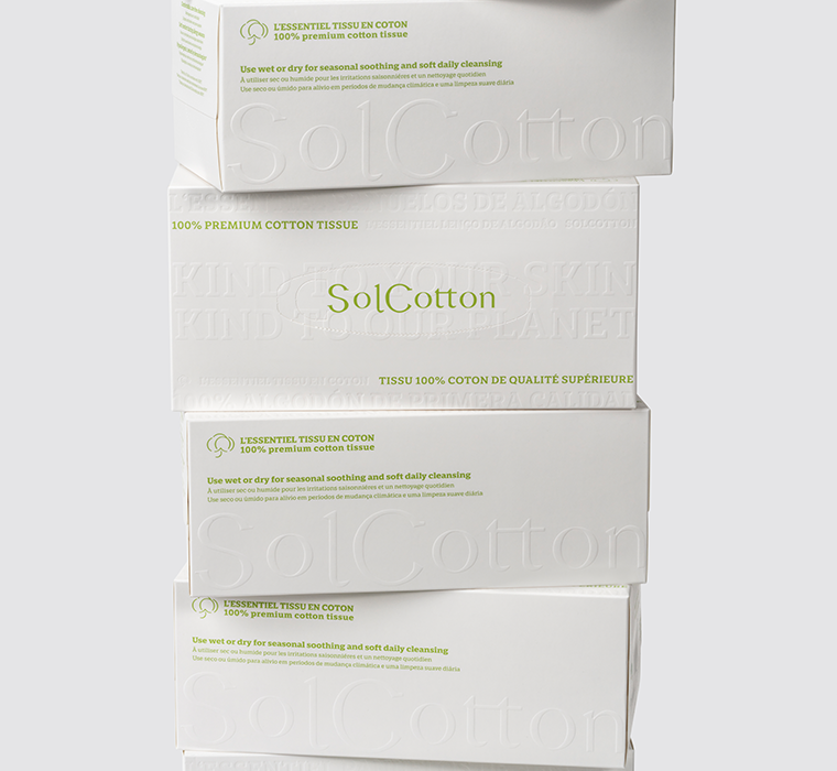 Pile de boîtes SolCotton l'essentiel sur fond blanc