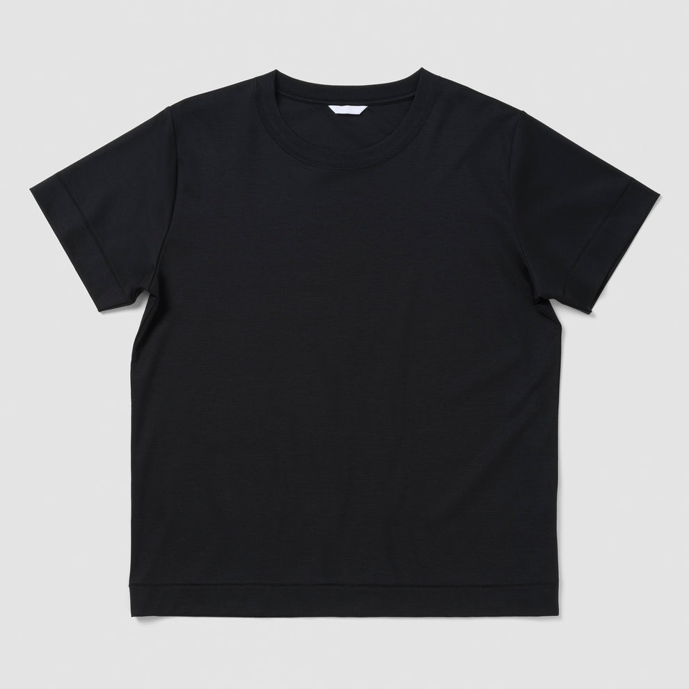 T-shirt noir sur fond gris clair