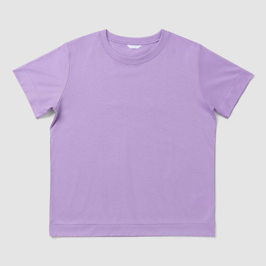 T-shirt violet sur fond gris clair