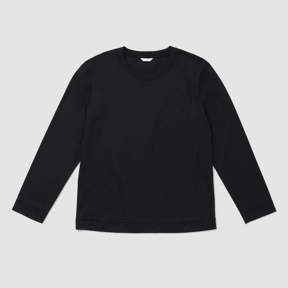 Chemise noire à manches longues sur fond gris clair