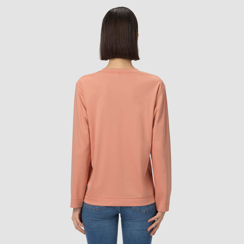 Mannequin portant un t-shirt à manches longues dans des tons rose orangé