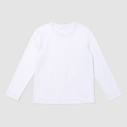 Chemise blanche à manches longues sur fond gris clair