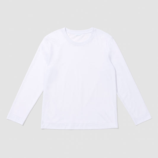 Chemise blanche à manches longues sur fond gris clair